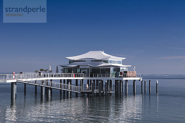 Seeschlösschenbrücke mit japanischen Teehaus am Timmendorfer Strand  Lübecker Bucht  Ostsee  Schleswig-Holstein  Deutschland  Europa