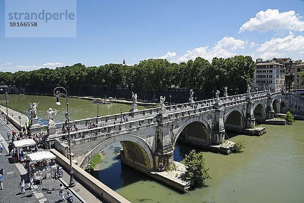 Touristen auf der Ponte Sant Angelo  Engelsbrücke  Fluß Tiber  Rom  Latium  Italien  Europa