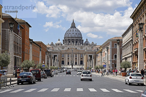 Straßenverkehr auf der Via della Conciliazione  Basilica di San Pietro  Petersdom  Vatikan  Rom  Latium  Italien  Europa