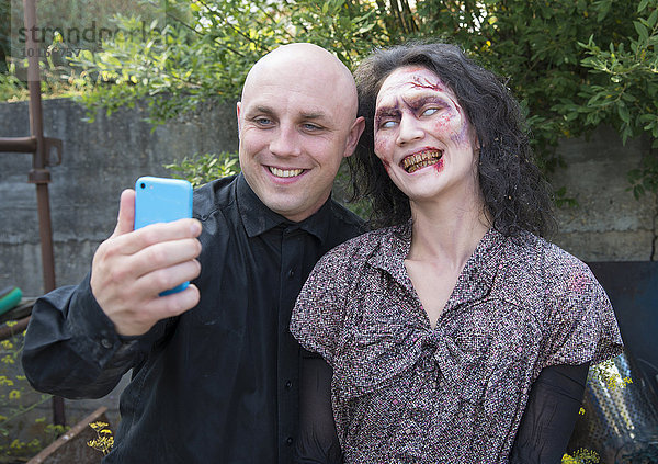 But first let me take a selfie  lustige Szene am Set des Zombiefilms Brain Freeze  Schauspielerin Agnes Decker als Zombie