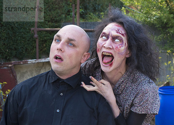 Zombie und sprachloser Mann  Filmdreh  Szene aus Zombiekomödie  Kurzfilm Brain Freeze