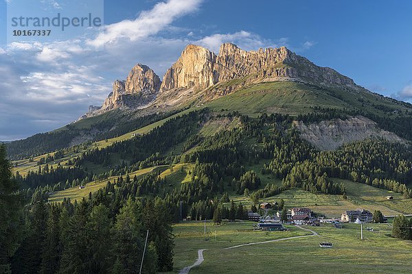 Westwand der Rosengarten-Gruppe  vorne Karerpass  Rotwand  2806 m  Dolomiten  UNESCO Weltnaturerbe  Alpen  Südtirol  Trentino-Alto Adige  Italien  Europa