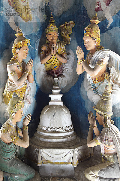 Menschengroße Statuen  Szene aus dem Leben Buddhas  Sri Pushparama Tempel  Balapitiya  Südprovinz  Indischer Ozean  Ceylon  Sri Lanka  Asien