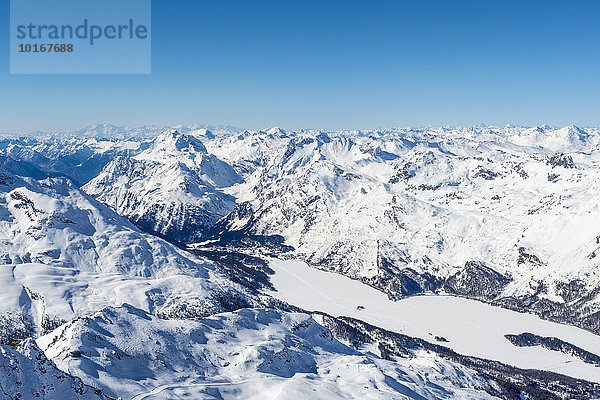 Blick auf den Silsersee vom Corvatsch  Bergpanorama im Winter  Schweizer Alpen  Engadin  Graubünden  Schweiz  Europa