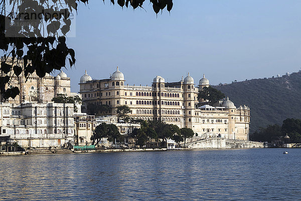 Ausblick auf den Stadtpalast  Maharaja-Palast am Lake Pichola  Udaipur  Rajasthan  Indien  Asien