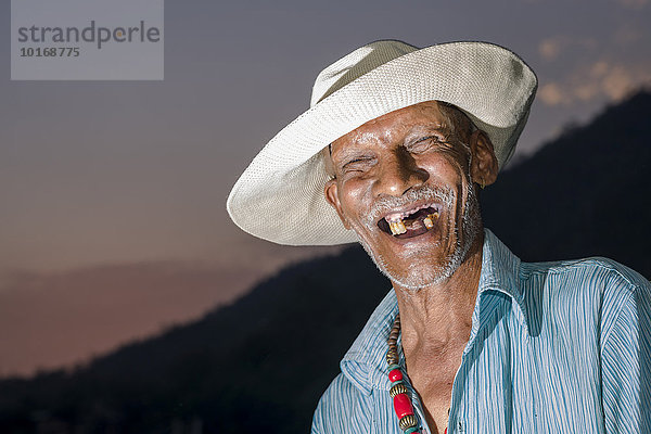 Portrait eines alten Mannes  dem die meisten Zähne fehlen  aber trotzdem lacht  Rishikesh  Uttarakhand  Indien  Asien