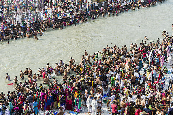 Pilgermassen versammeln sich zum Bad im Ganges am Harki Pauri Ghat  Haridwar  Uttarakhand  Indien  Asien