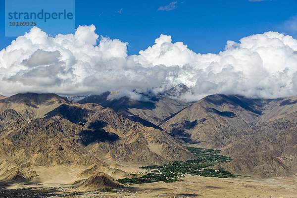 Das Dorf Stok im Indus-Tal am Fuße der Stok-Kette  Berggipfel in den Wolken  Stok  Jammu und Kaschmir  Indien  Asien