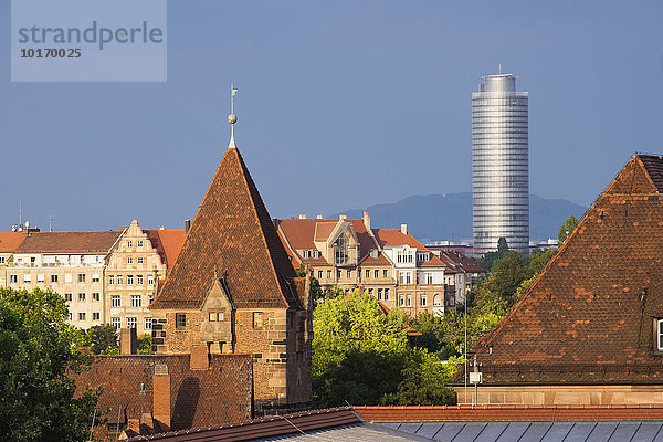 Männerschuldturm  hinten der Business Tower  Sebalder Altstadt  Nürnberg  Mittelfranken  Franken  Bayern  Deutschland  Europa