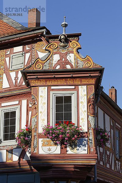 Erker vom Haus zum Einhard  verziertes Fachwerkhaus  Altstadt  Seligenstadt  Hessen  Deutschland  Europa