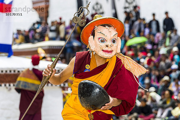 Mönch mit großer Holzmaske und buntem Kostüm bei rituellen Tänzen  Hemis Festival  im Innenhof des Klosters  Hemis  Jammu und Kaschmir  Indien  Asien