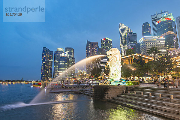 Der Merlion  Wahrzeichen der Metropole Singapur  Skyline der Innenstadt  Finanzzentrum  Finance District  Singapur River  Singapur  Asien