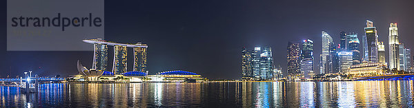 Panorama Marina Bay bei Nacht  Singapur River  Marina Bay Sands Hotel  Finanzzentrum  Finance District  Singapur  Asien