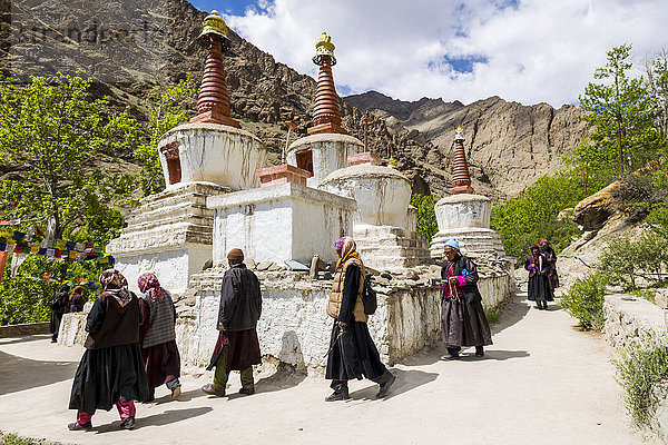 Einheimische Pilger umkreisen einen Chörten zu Fuß  in einem kleinen Tal oberhalb von Hemis Gompa  Hemis  Jammu und Kaschmir  Indien  Asien