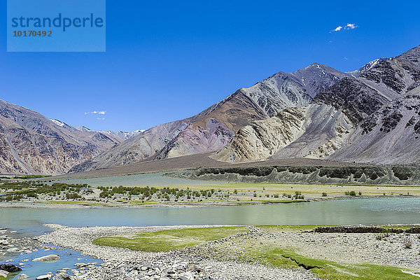 Farbenfrohe Gesteinsformationen entlang des Indus  Changtang Region  Chumatang  Jammu und Kaschmir  Indien  Asien