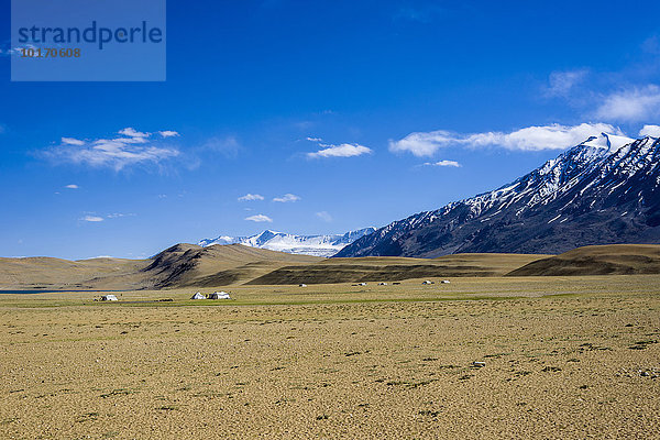 Karge Landschaft mit Nomadenzelten und schneebedeckten Bergen  Changtang Region  Korzok  Jammu und Kaschmir  Indien  Asien