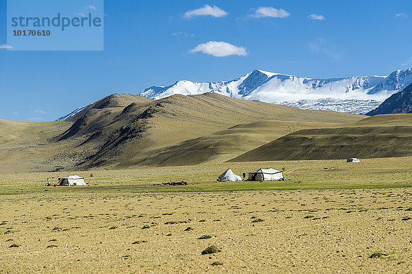 Karge Landschaft mit Nomadenzelten und schneebedeckten Bergen  Changtang Region  Korzok  Jammu und Kaschmir  Indien  Asien