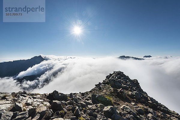Wolken ziehen über Bergkamm  Ausblick vom Greifenberg 2618 m  Rohrmoos-Untertal  Schladminger Tauern  Alpen  Steiermark  Österreich  Europa