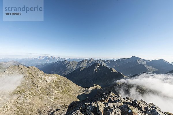 Felsige Bergkette mit Wolken  Ausblick vom Greifenberg 2618 m  Schladminger Tauern  Alpen  Steiermark  Österreich  Europa