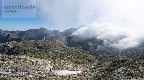 Wolken ziehen über Bergkamm  Oberer Klaffersee  Klafferkessel  Ausblick vom Greifenberg 2618 m  Schladminger Tauern  Alpen  Steiermark  Österreich  Europa