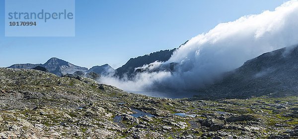 Wolken ziehen über Bergkam mit kleinen Bergseen  Klafferkessel  Oberer Klaffersee  Greifenberg 2618 m  Untertal  Schladminger Tauern  Alpen  Steiermark  Österreich  Europa