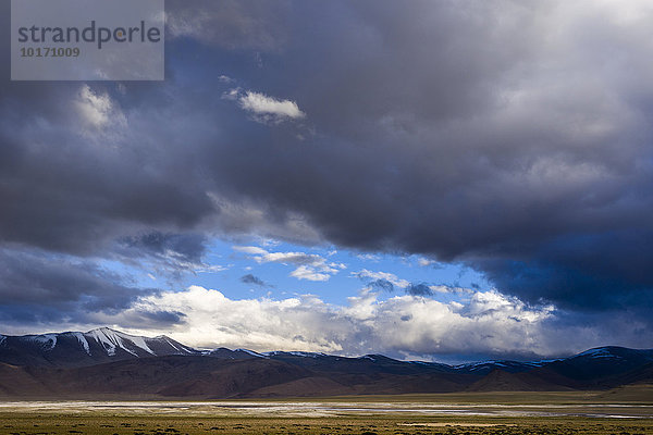 Karge Landschaft und dunkle Wolken am Tso Kar  Weißer See  ein stark schwankender Salzsee  4530 m  Changtang Region  Thukje  Jammu und Kaschmir  Indien  Asien