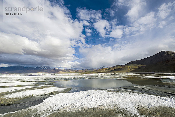 Salzschichten  karge Landschaft  blauer Himmel und dunkle Wolken am Tso Kar  Weißer See  ein stark schwankender Salzsee  4530 m  Changtang Region  Thukje  Jammu und Kaschmir  Indien  Asien
