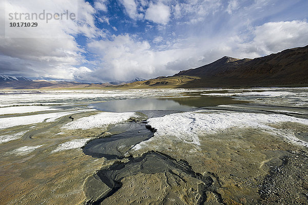 Salzschichten  karge Landschaft  blauer Himmel und dunkle Wolken am Tso Kar  Weißer See  ein stark schwankender Salzsee  4530 m  Changtang Region  Thukje  Jammu und Kaschmir  Indien  Asien