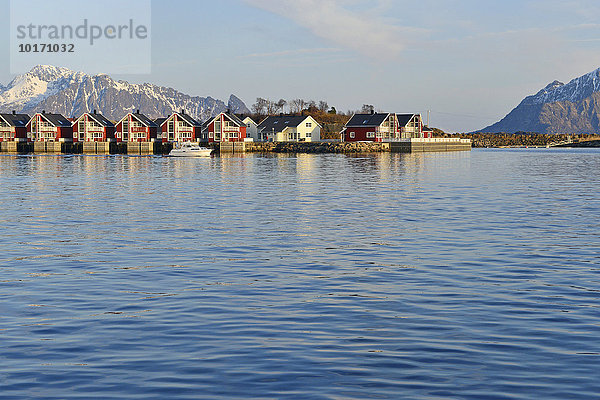 Reihe roter Ferienhäuser an blauem Wasser  Svolvær  Insel Austvågøy  Lofoten  Nordland  Norwegen  Europa