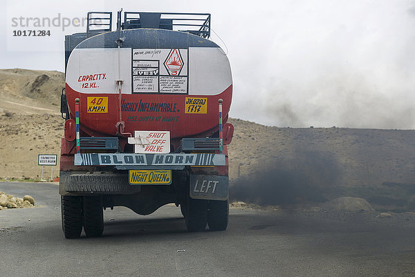 Ein LKW verpestet die Luft mit schwarzem Rauch  bei der Auffahrt zum Pass Taglang La  5325 m  dem höchsten Pass des Manali-Leh Highway  Rumtse  Jammu und Kaschmir  Indien  Asien