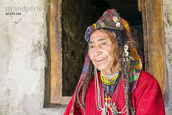 Frau des Brokpa-Stammes in traditioneller Kleidung mit typischem Blumen-Kopfschmuck  Dah Hanu  Jammu und Kaschmir  Indien  Asien