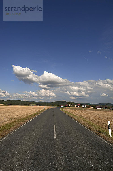 Straße durch abgemähte Felder  Kirchröttenbach  Mittelfranken  Bayern  Deutschland  Europa