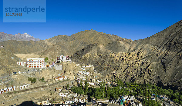 Lamayuru-Kloster  Lamayuru Gompa  ein sehr altes Kloster in karger Landschaft  Lamayuru  Jammu und Kaschmir  Indien  Asien