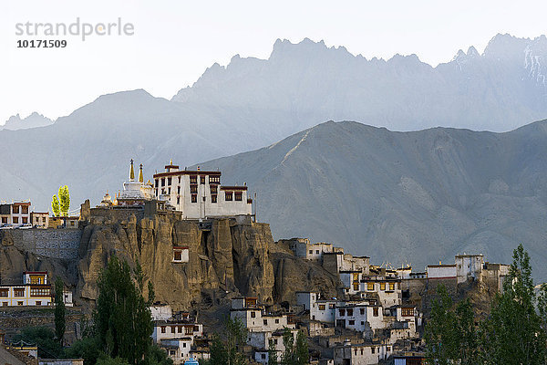 Lamayuru-Kloster  Lamayuru Gompa  ein sehr altes Kloster in karger Landschaft  Lamayuru  Jammu und Kaschmir  Indien  Asien