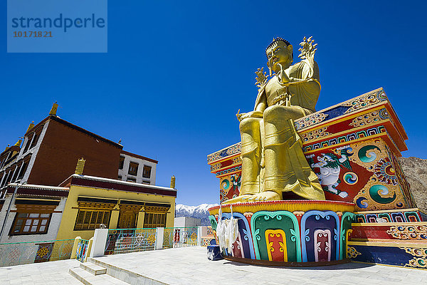 Eine riesige Statue von Maitreya  dem zukünftigen Buddha  am Likir-Kloster  Likir Gompa  Likir  Jammu und Kaschmir  Indien  Asien