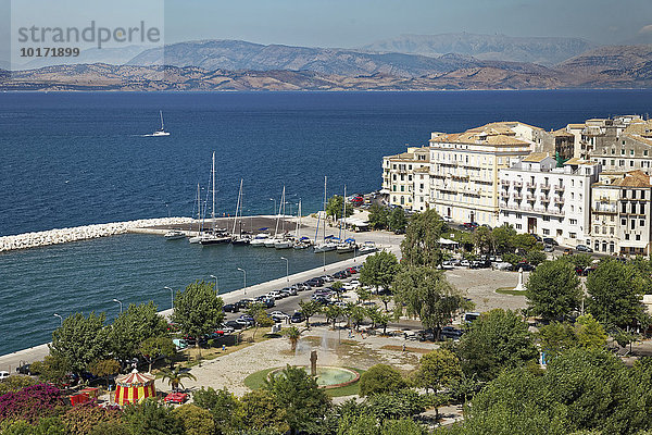 Ausblick von neuer Festung auf Häuser  Hafen und Meer  Altstadt  Korfu Stadt  Unesco Weltkulturerbe  Insel Korfu oder Kerkyra  Ionische Inseln  Griechenland  Europa