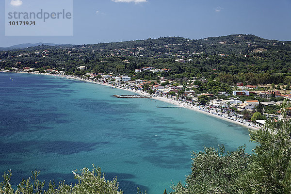 Ypso Bucht und Strand mit Ort Kato Agios Markos  Insel Korfu  Ionische Inseln  Griechenland  Europa