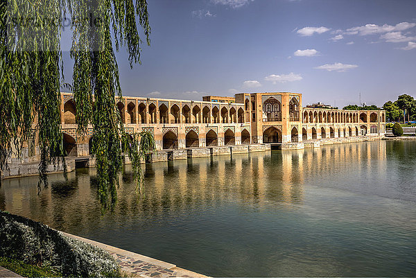 Pol-e Ch?dschu oder Chadschu Brücke mit Fluss Zayandeh Rud  Isfahan  Iran