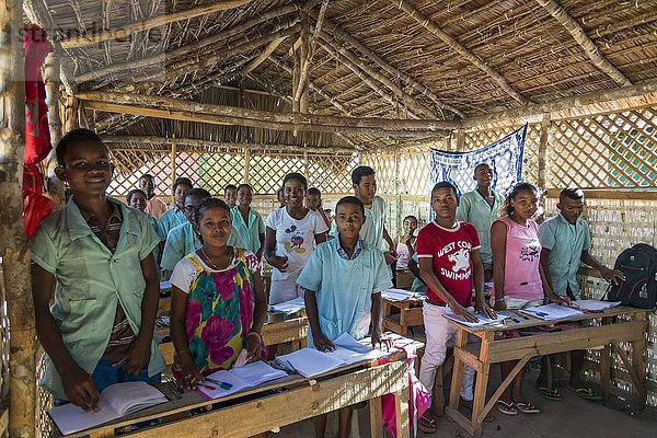 Schulklasse mit Kindern  ca. 12-14 Jahre alt  Schule in Morondava  Madagaskar  Afrika