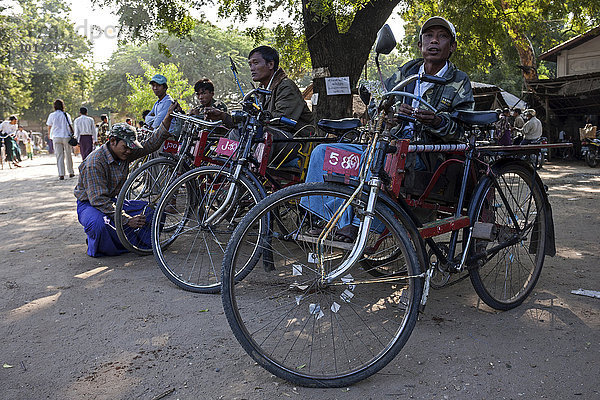 Fahrrad-Rikschas  Rikscha-Fahrer  Landmarkt in Nyaung U  bei Bagan  Division Mandalay  Myanmar  Asien