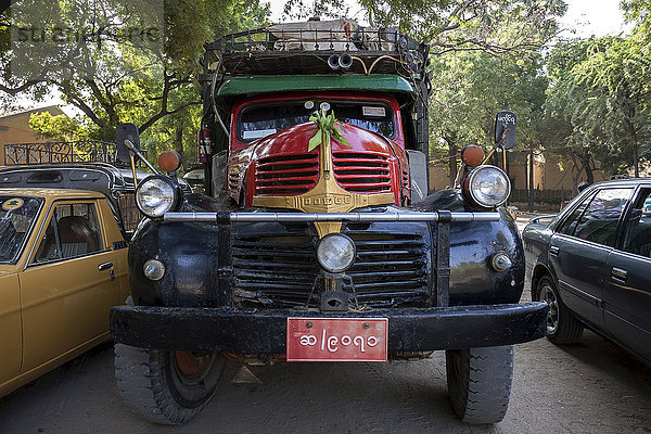 Bunt lackierter alter Dodge-Lkw  Nyaung U  bei Bagan  Division Mandalay  Myanmar  Asien