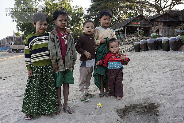 Kinder in einem Dorf am Irrawaddy oder Ayeyarwaddy  Bagan  Division Mandalay  Myanmar  Asien