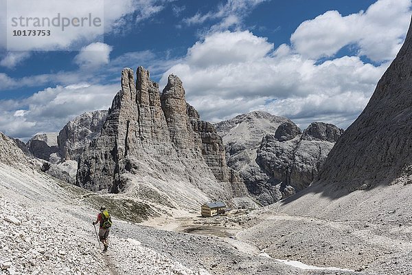 Rosengarten-Gruppe  Abstieg vom Santner-Klettersteig  vorne Gartlhütte  hinten Kletterfelsen Vajolett-Türme  2821 m  Dolomiten  UNESCO Weltnaturerbe  Alpen  Südtirol  Trentino-Alto Adige  Italien  Europa