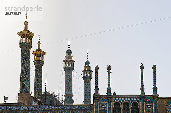 Bunt verzierte Minarette  Schrein der Fatima Masuma  Ghom oder Qom  Iran