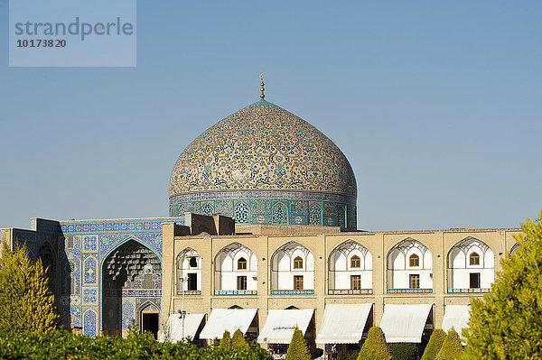 Bunt gekachelte Kuppel  Scheich-Lotfollah-Moschee  auch Masdsched-e-Sheich Lotfoll?h  Maidan-Platz  auch Meidan-e Emam  Isfahan  Iran