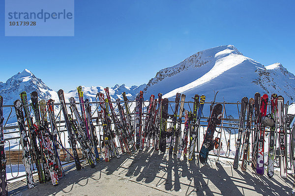 Viele Ski stehen vor Bergkulisse im Winter  Skigebiet Corvatsch  Schweizer Alpen  Engadin  Graubünden  Schweiz  Europa