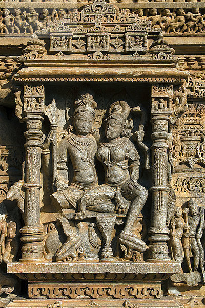 Erotisches Relief  Torana-Skulpturen im Sas Bahu Tempel  Tempelbezirk von Nagda  Hindu-Tempel  Eklingji  Rajasthan  Indien  Asien