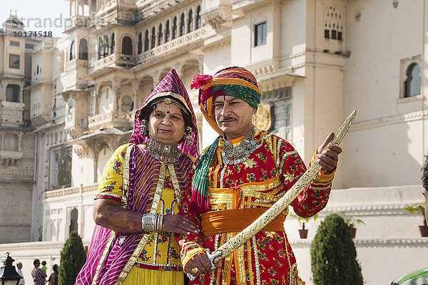Älteres Paar mit traditionellen Kostümen  Stadtpalast  Maharaja-Palast  Udaipur  Rajasthan  Indien  Asien