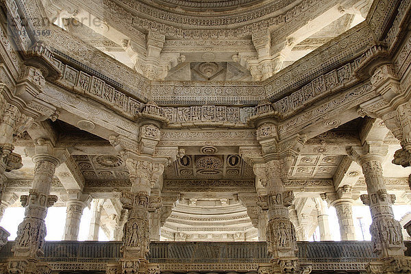 Säulenhalle im Marmortempel Seth Anandji Kalayanji Pedhi  Tempelanlage der Jains  Adinatha-Tempel  Ranakpur  Rajasthan  Indien  Asien