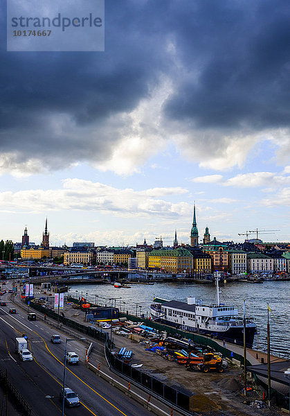 Ausblick auf Altstadt Södermalm und Gamla stan mit dunklen Wolken  Stockholm  Schweden  Europa